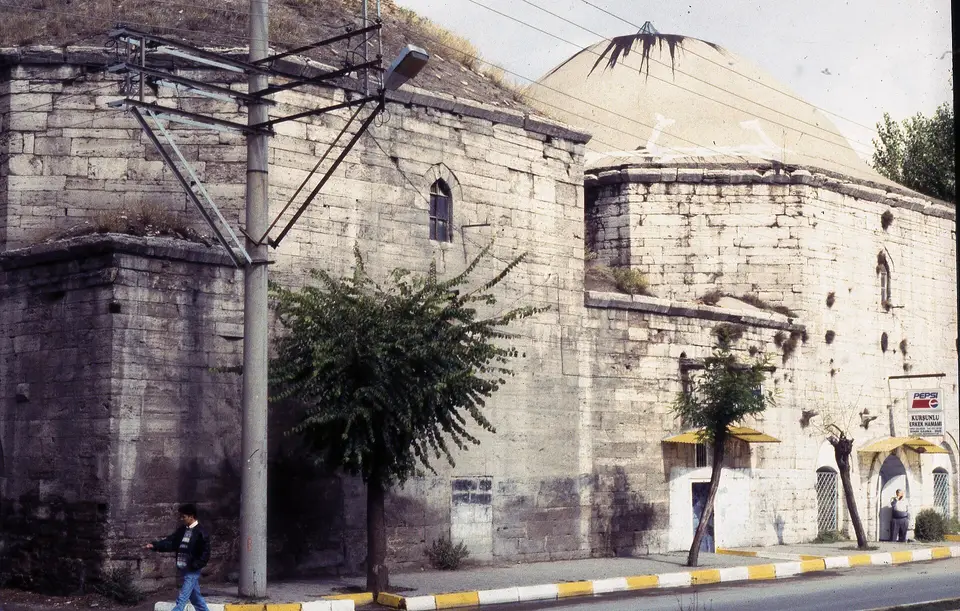 Sivas’ta Kurşunlu Hamamı’nın kesme taş duvarları ve büyük kubbeleri
