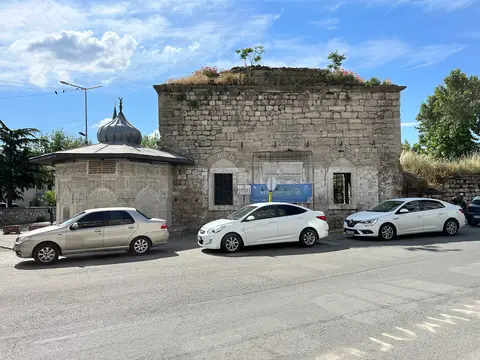 Edirne’de Sokullu Mehmet Paşa Hamamı’nın kubbeleri ve kemerli dış duvarı, 2025