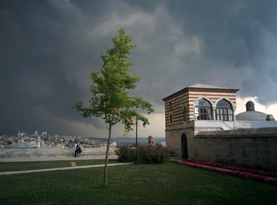 Süleymaniye Külliyesi’nde hamamın arka kısmı ve görevli odaları, fırtına öncesi bulutlu gök