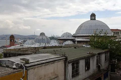 Süleymaniye Camii bahçesinden hamamın fenerli kubbesi ve Haliç manzarası