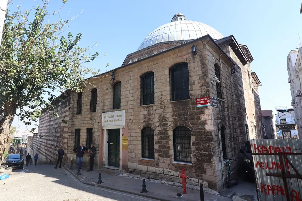 Süleymaniye Külliyesi’nin hamamı: kesme taş cephe, kemerli pencereler ve arkada kurşun kaplı büyük kubbe