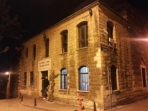 Süleymaniye Hamamı’nın gece aydınlatılmış taş cephesi ve kemerli pencereleri