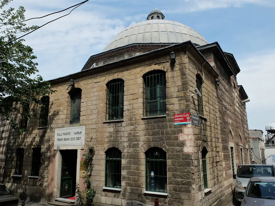Süleymaniye Hamamı’nın sokak cephesi ve giriş kapısı üstündeki Mimar Sinan tabelası