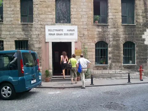 Süleymaniye Hamamı’nın kurşun kubbeleri ve arkada Haliç