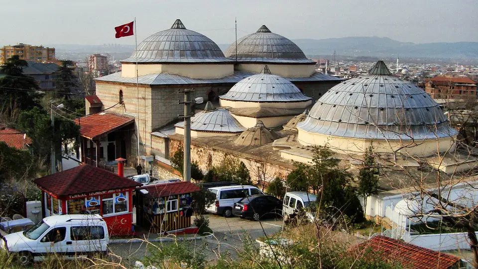 Yeni Kaplıca’nın büyük ve küçük kubbeleri, önde kiremit çatılı evler