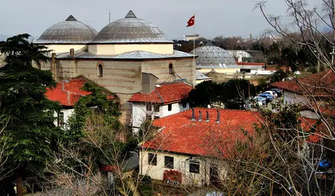 Bursa’da Yeni Kaplıca’nın kurşun kaplı kubbeleri ve arkada Bursa ovası