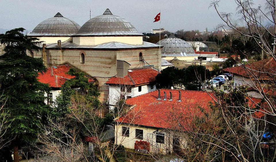 Bursa’da Yeni Kaplıca’nın kurşun kaplı kubbeleri ve arkada Bursa ovası