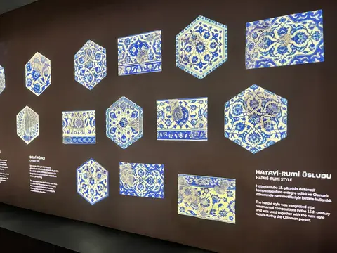 Zeyrek Çinili Hamam’da sergilenen altıgen ve yıldız biçimli mavi-beyaz çini karolar