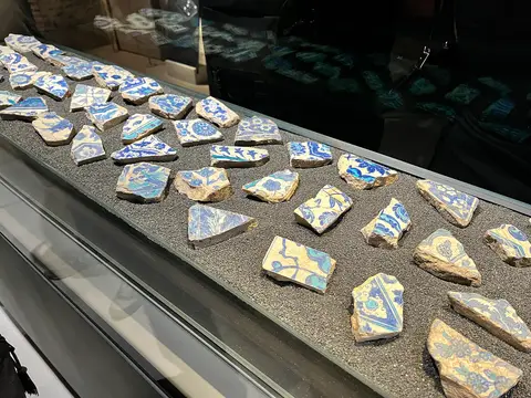 Vitrinde sıralanmış mavi-beyaz çini kırıkları, Zeyrek Çinili Hamam