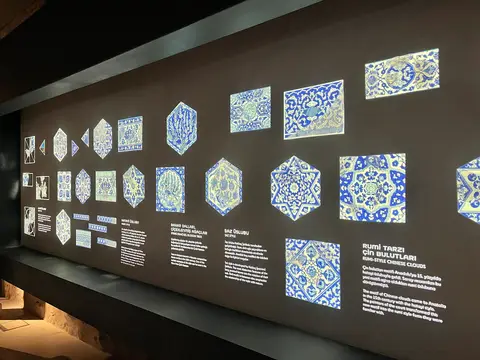 Zeyrek Çinili Hamam’da sergilenen mavi-beyaz çini karolar ve yıldız biçimli çini parçaları