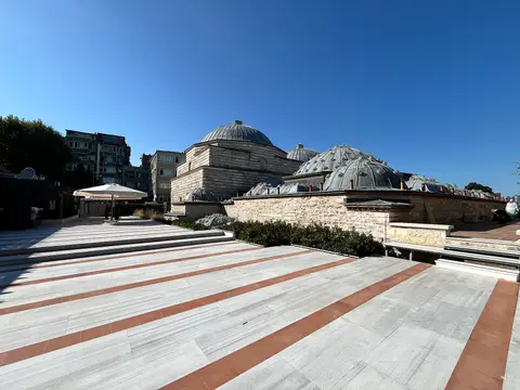 Zeyrek Çinili Hamam’ın avlusundan kubbeler ve arka planda Zeyrek’in yapıları