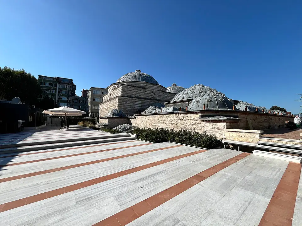 Zeyrek Çinili Hamam’ın avlusundan kubbeler ve arka planda Zeyrek’in yapıları