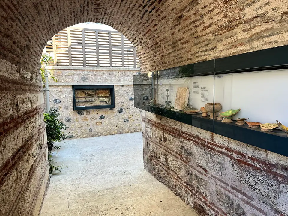 Zeyrek Çinili Hamam’da tuğla kemerli geçit ve vitrinde sergilenen buluntular