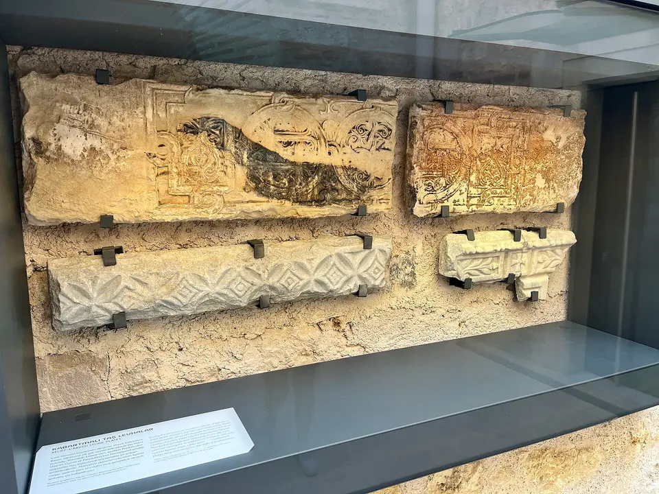 Zeyrek Çinili Hamam’da vitrinde sergilenen oymalı mermer ve taş mimari parçalar