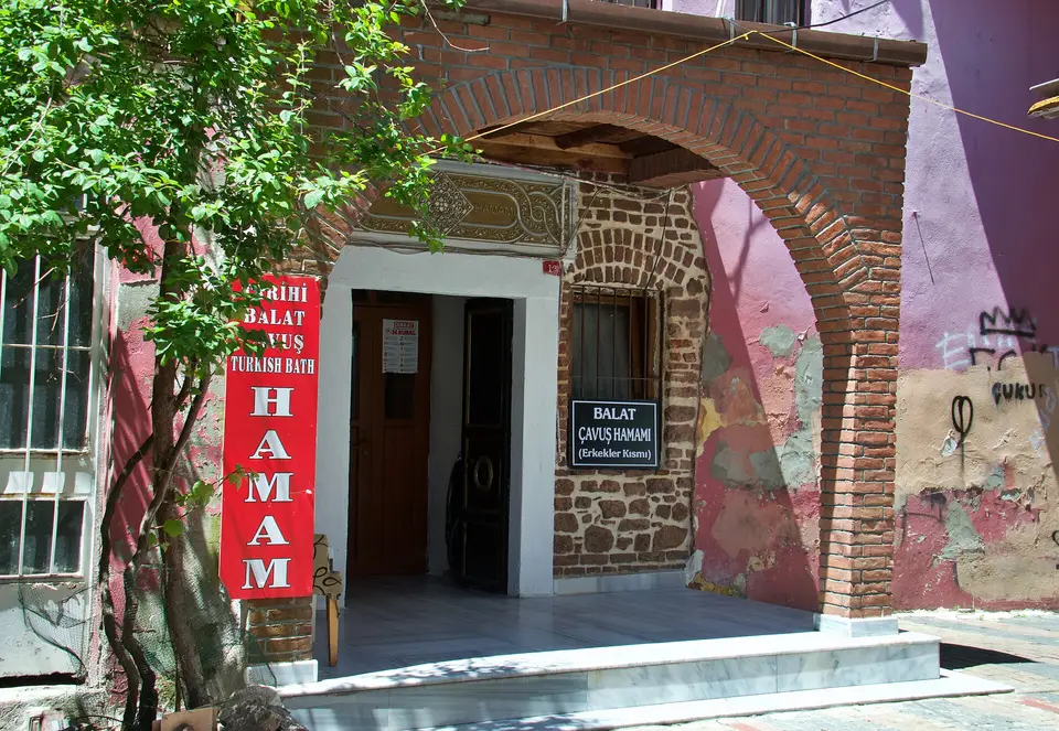 Balat’ta Çavuşbaşı (Balat) Hamamı’nın tuğla kemerli girişi ve kırmızı “HAMAM” tabelası
