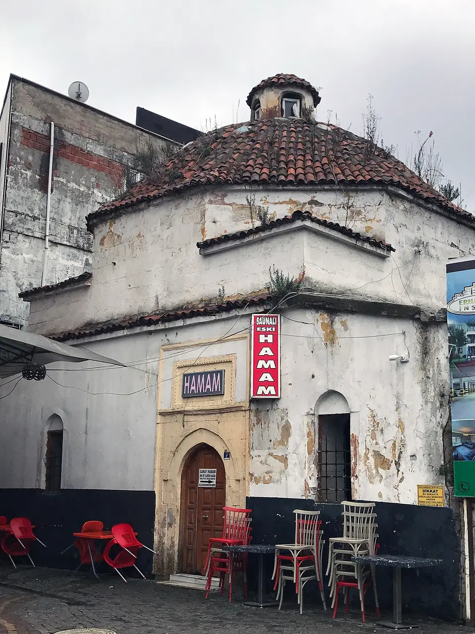 Ünye’de Çarşı Hamamı’nın kiremit kaplı kubbesi, kemerli giriş kapısı ve duvardaki kırmızı hamam tabelası