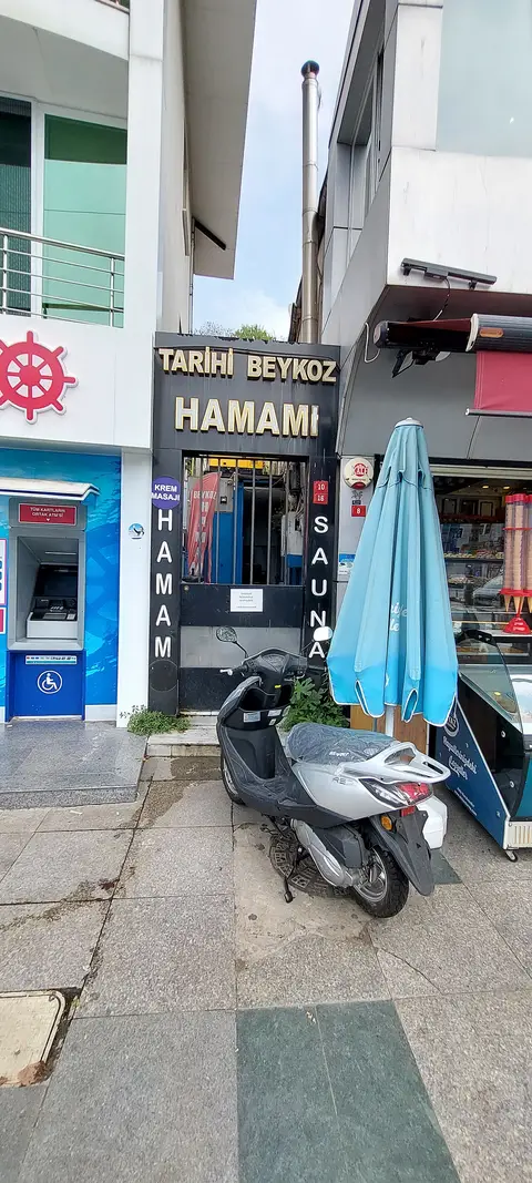 Beykoz’da Tarihi Beykoz Hamamı’nın dar sokak cephesi, girişin üstündeki tabela ve önündeki motosiklet