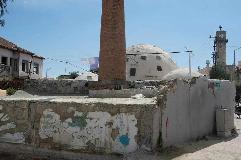 Tarsus’ta Yeni Hamam’ın beyaz kubbeleri ve tuğla külhan bacası
