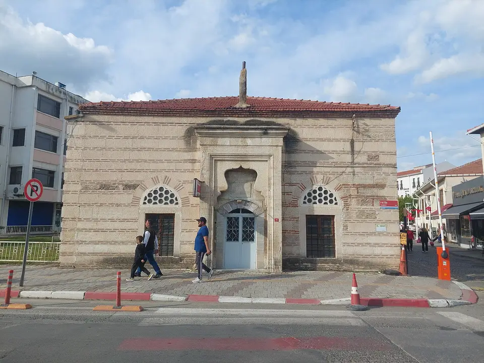 Babaeski Hamamı’nın almaşık taş-tuğla cephesi, kemerli giriş ve iki yanında pencereler, Kırklareli
