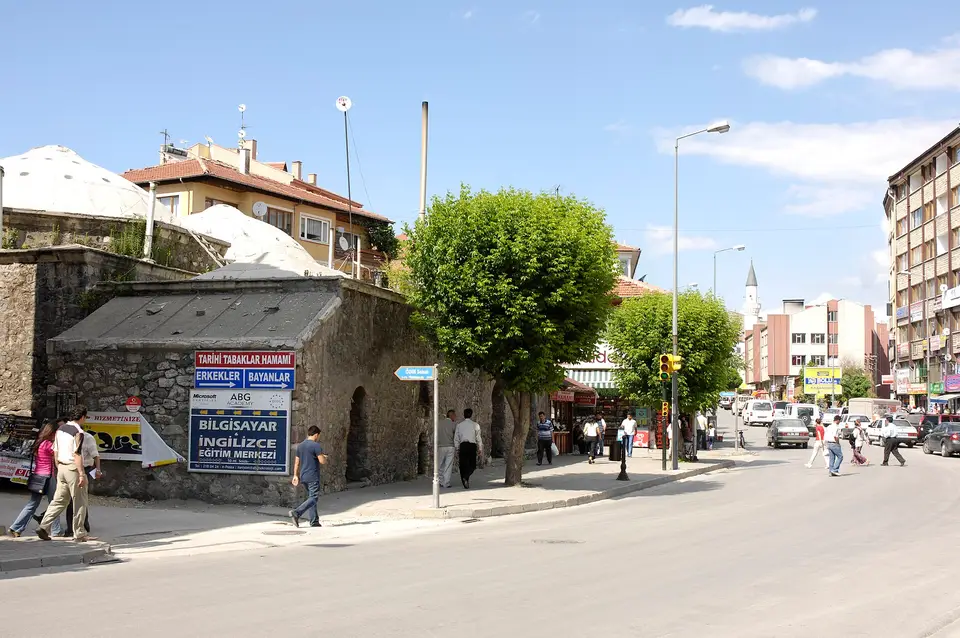 Bolu’da Tabaklar Hamamı’nın taş gövdesi ve kalabalık caddeye bakan girişi