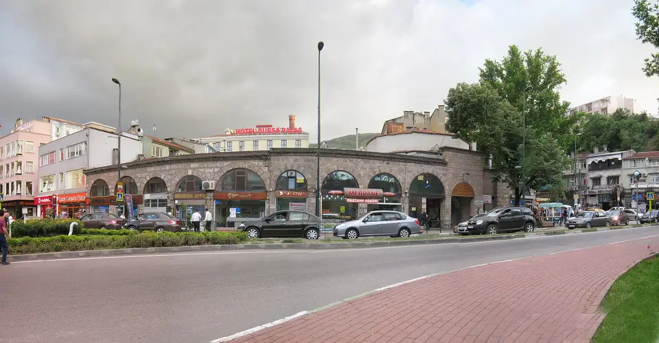 Bursa’da Çakır Ağa Hamamı’nın caddeye bakan kemerli, dükkânlı cephesi