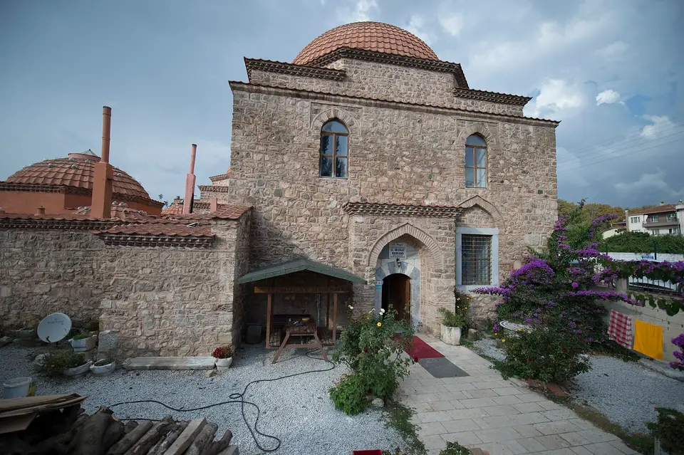 İznik’te II. Murad Hamamı’nın taş-tuğla almaşık cephesi, kemerli giriş ve kiremit kubbe