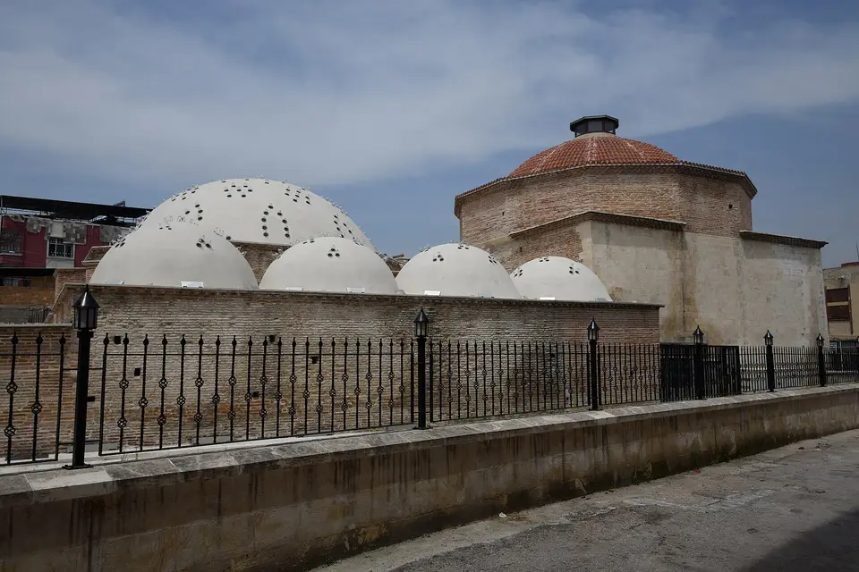 Adana’da Yeni Hamam’ın ışık delikli beyaz kubbeleri ve kiremit kaplı büyük kubbesi