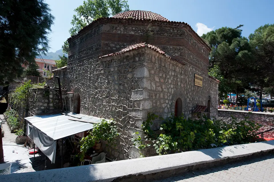 Amasya’da Kumacık Hamamı’nın kiremit örtülü kubbesi ve kesme taş gövdesi