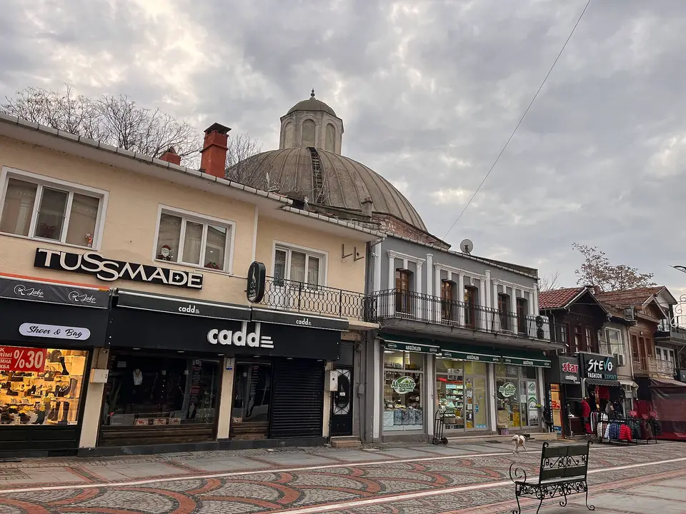Edirne’de Tahtakale Hamamı’nın dükkânların arkasında yükselen fenerli kubbesi
