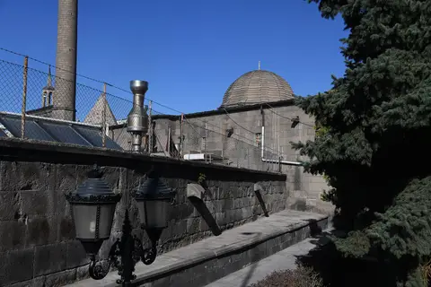 Kayseri’de Hunat Hatun Külliyesi hamamının bazalt taş duvarları ve kubbesi, külhan bacası