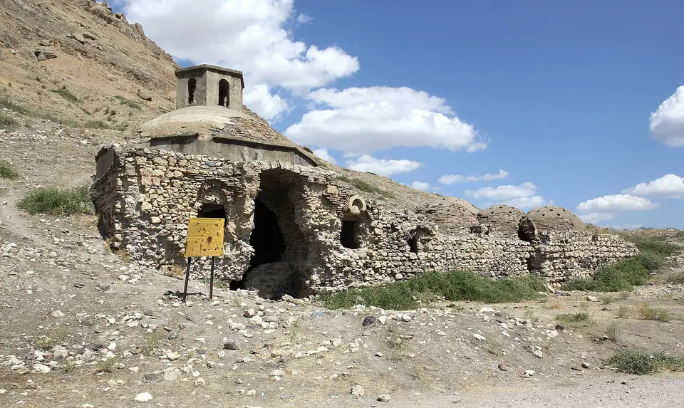 Palu’da eski hamamın yıkık kubbesi ve taş duvar kalıntıları, Elazığ