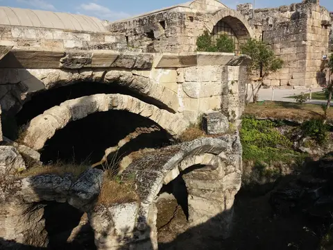 Bir kısmı müze olarak kullanılmakta olan Hierapolis'teki merkezi hamamdan bir görünüm
