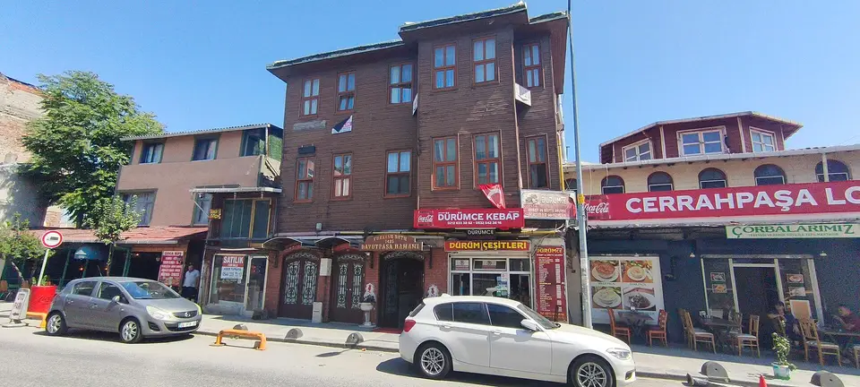 Davutpaşa İskelesi Hamamı’nın bulunduğu köşe: ahşap kaplı üç katlı cephe ve zemin kattaki dükkânlar