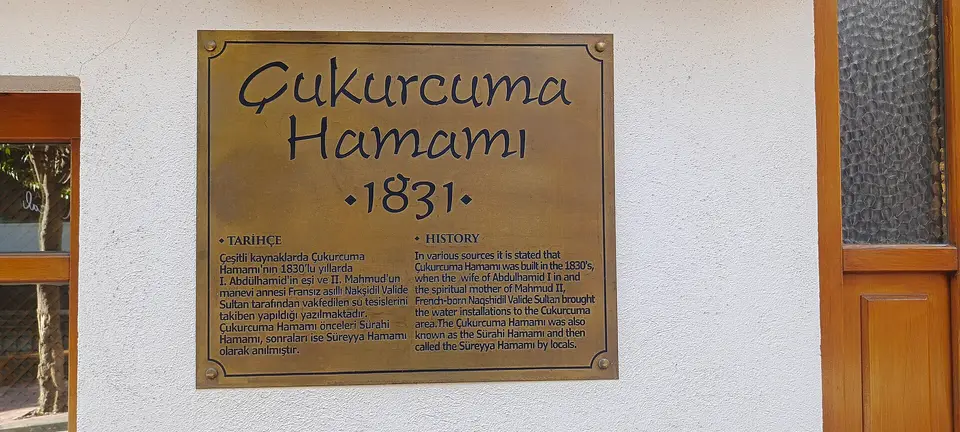 Çukurcuma Hamamı’nın duvarındaki pirinç tanıtım levhası: “Çukurcuma Hamamı 1831”