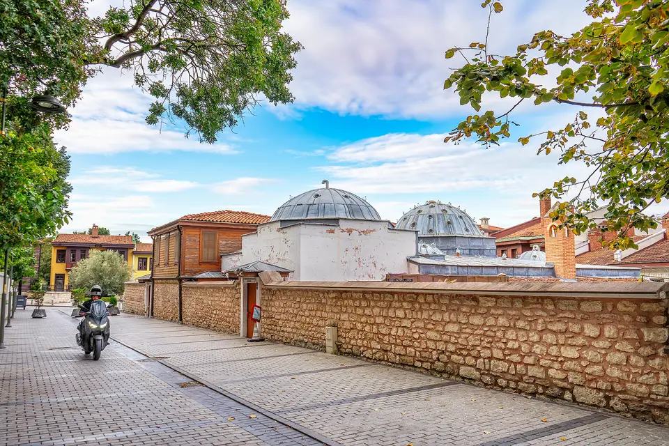 Zeytinburnu’nda Merkez Efendi Hamamı’nın kurşun kubbeleri ve taş bahçe duvarı