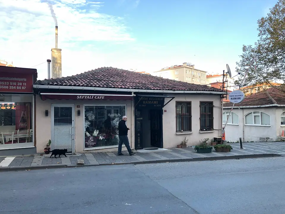 Üsküdar’da Bulgurlu Hamamı’nın kiremit çatılı tek katlı giriş yapısı ve tabelası