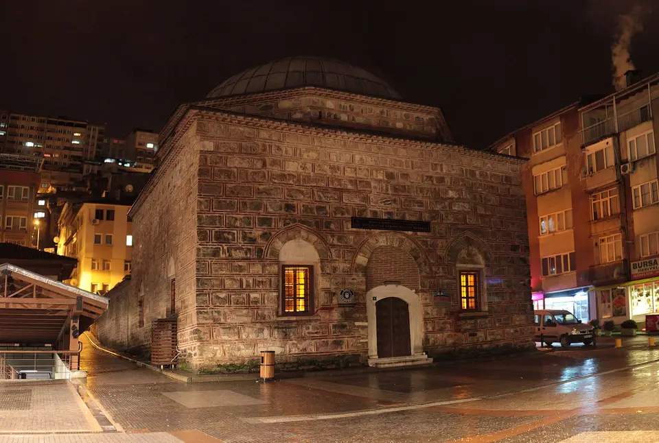 Bursa’da Emir Sultan Hamamı’nın kesme taş-tuğla gövdesi ve kubbesi, gece aydınlatmasıyla