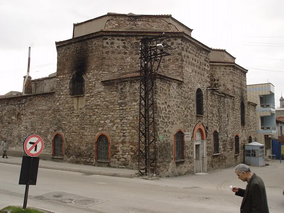 Bursa’da Dayıoğlu Hamamı’nın taş-tuğla almaşık duvarları ve kubbeli gövdesi