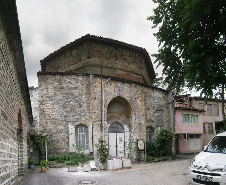 Bursa’da Başçı İbrahim Hamamı’nın sivri kemerli girişi ve moloz taş cephesi