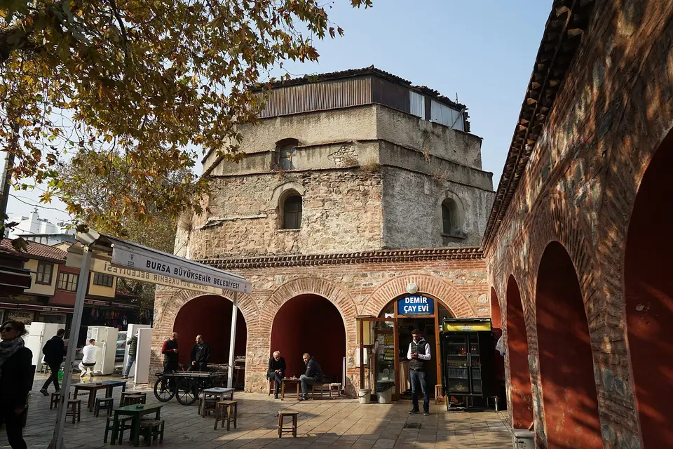Bursa’da Batpazarı Hamamı’nın tuğla kemerli revakı ve önündeki çay bahçesi