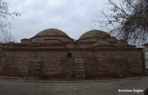 Mudanya’da Hasan Bey Hamamı’nın kiremit kaplı kubbeleri ve tuğla duvarları