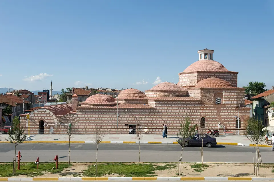 Bursa’da Eski Yeni (Ördekli) Hamamı’nın kiremit kaplı kubbeleri ve taş-tuğla almaşık gövdesi
