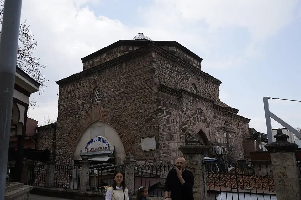 Bursa’da Şengül Hamamı’nın kubbeli taş-tuğla gövdesi ve kemerli girişi, güneydoğudan