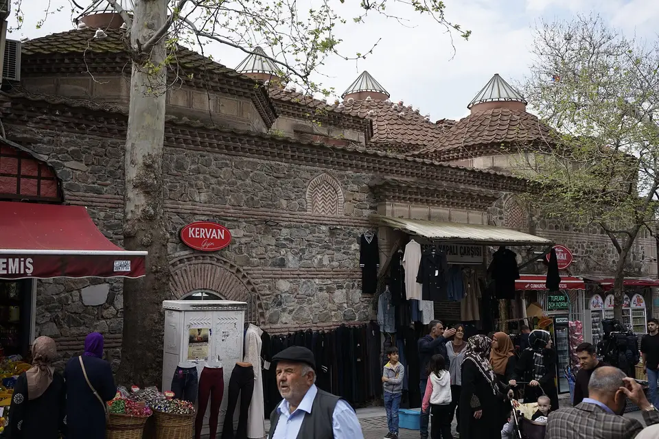 Bursa’da Tavuk Pazarı Hamamı’nın kubbeleri ve önündeki çarşı tezgâhları, güneybatıdan