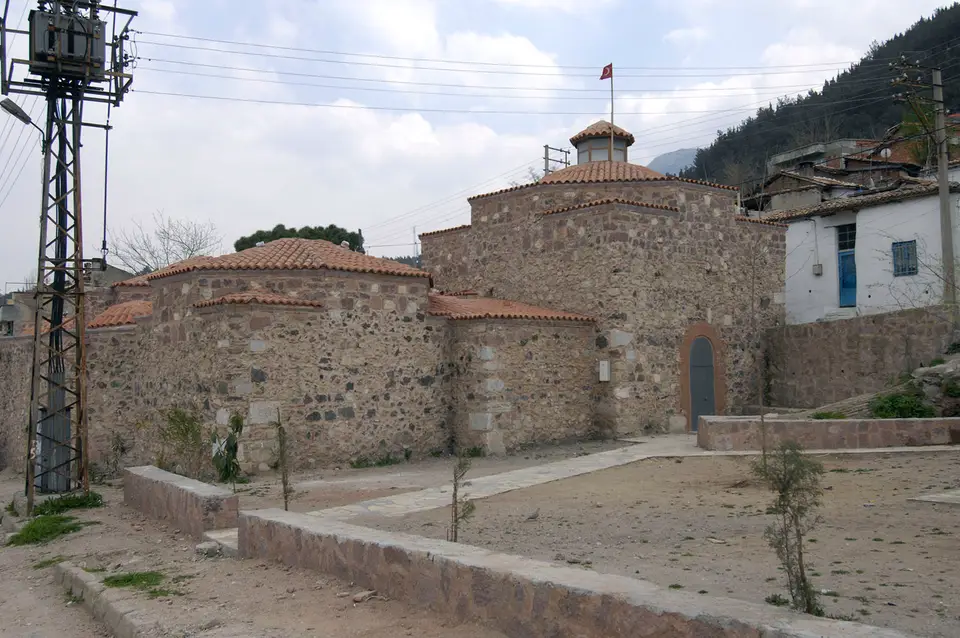 Manisa’da Çukur Hamam’ın moloz taş gövdesi ve kiremit örtülü kubbeleri