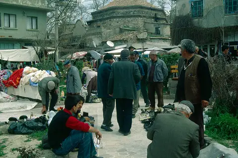 Manisa'da bir bit pazarı ve arka planda yer alan Cumhuriyet Hamamı