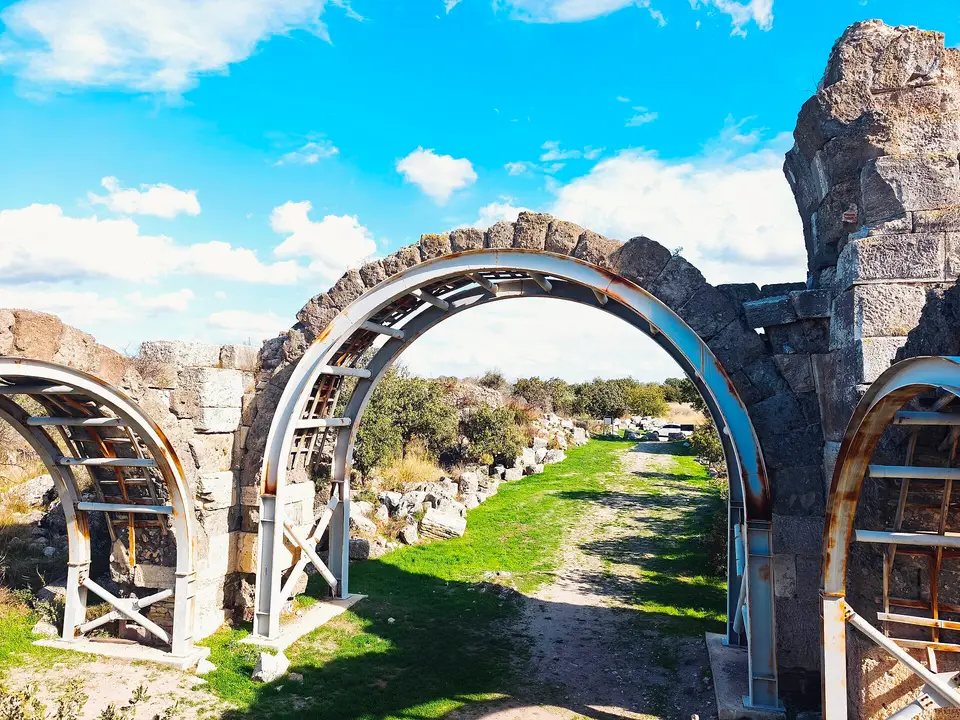 Alexandria Troas antik kentinde Herodes Atticus hamamının iskeleyle desteklenen taş kemerleri, Ezine