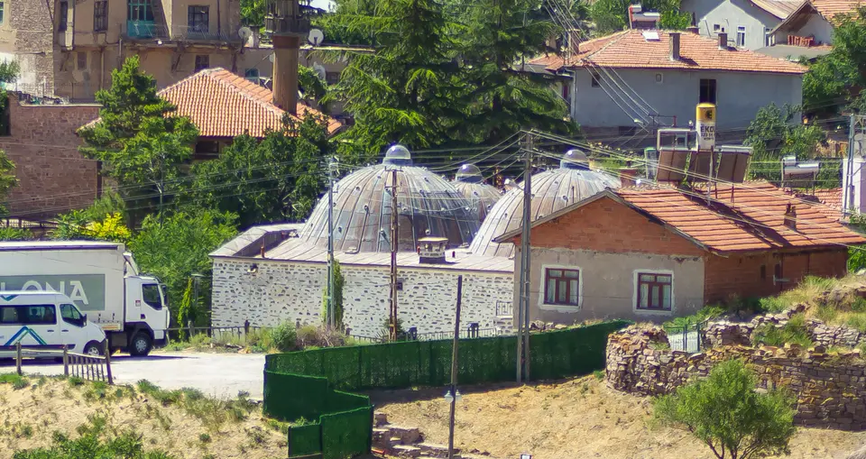 Konya Sille’de Subaşı Hamamı’nın ışık delikli kubbeleri ve moloz taş gövdesi