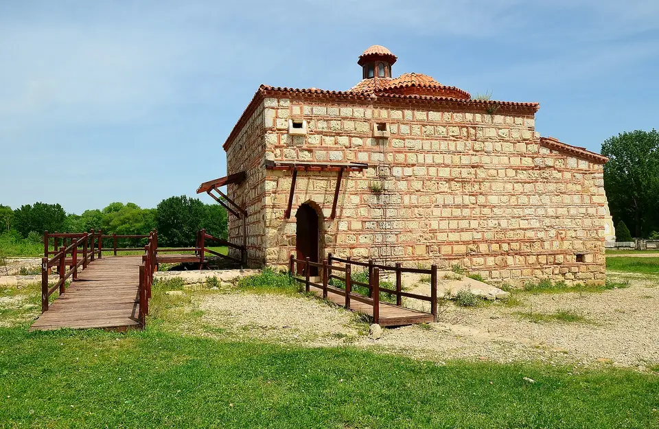 Edirne’de Kum Kasrı Hamamı’nın taş-tuğla almaşık gövdesi, fenerli kubbesi ve ahşap köprülü girişi