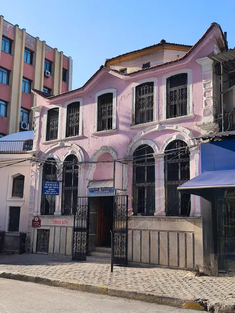 İzmir Konak’ta Tevfik Paşa Hamamı’nın pembe boyalı iki katlı cephesi ve kemerli pencereleri